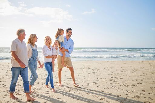 Familie am Strand – ideal für Familienurlaub auf Usedom