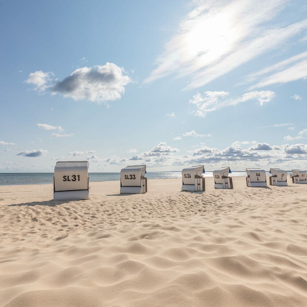 Strandkörbe am Ostseestrand auf Usedom – Ferienwohnungen entdecken